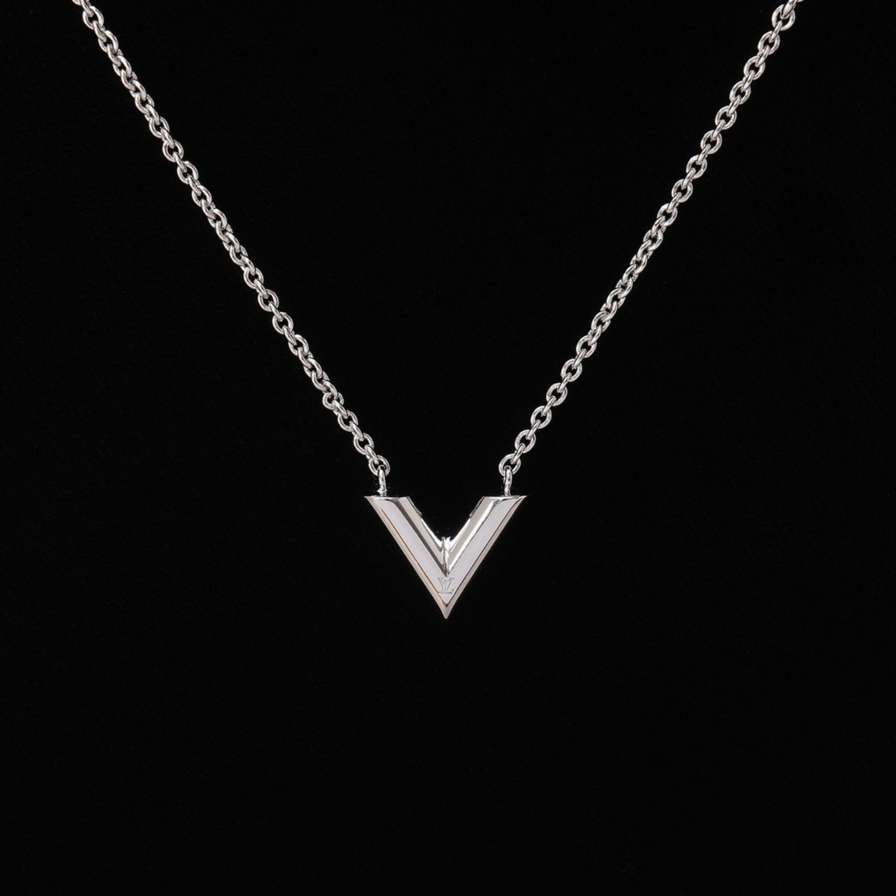 LOUIS VUITTON(USED)루이비통 V 에센셜 네크리스 실버